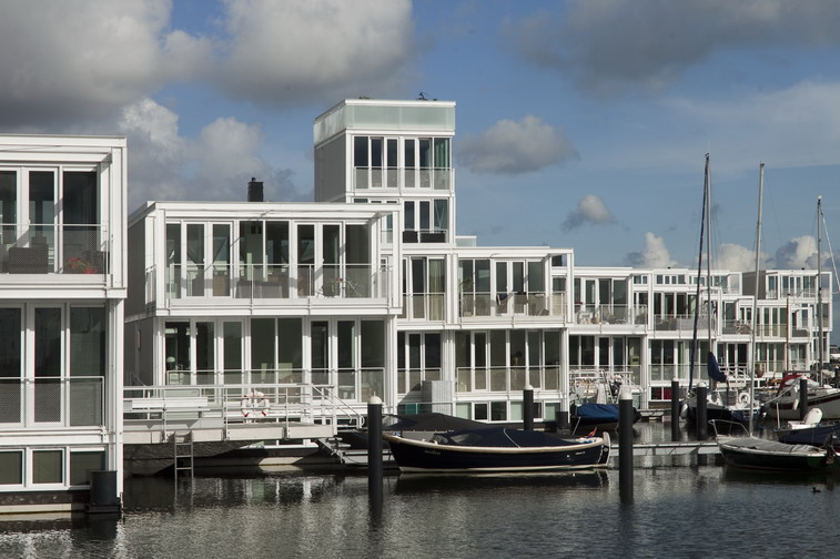 Een verwachte winnaar van de Dutch design awards 2012 waren de waterwoningen in Amsterdam IJburg van Architectenbureau Marlies Rohmer.