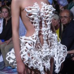 Iris van Herpen met haar Skeleton dress