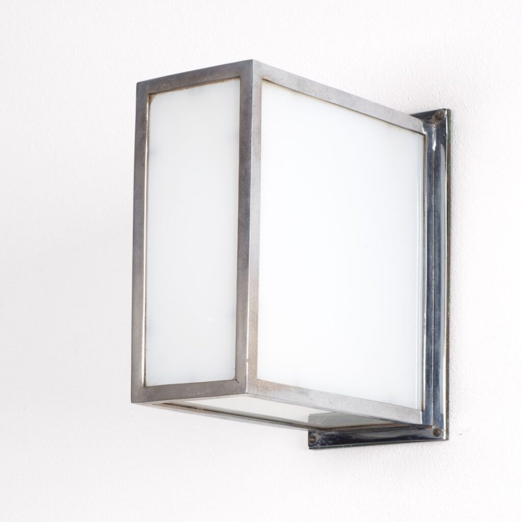 Wandlamp van Gerrit Rietveld uit circa 1935, met verchroomd messing frame en vijf opaalglazen platen