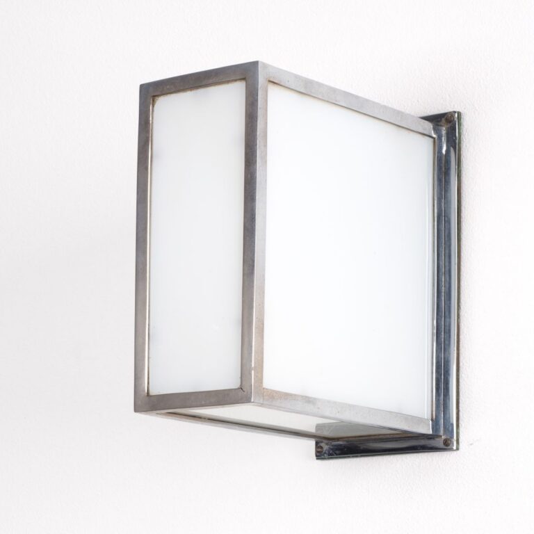 Wandlamp van Gerrit Rietveld uit circa 1935, met verchroomd messing frame en vijf opaalglazen platen