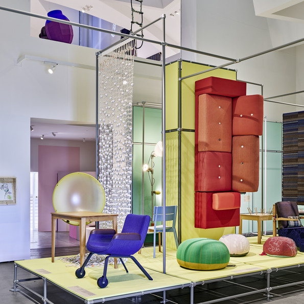 Zaalbeeld van de tentoonstelling Whispering Things van Hella Jongerius in het Vitra Design Museum