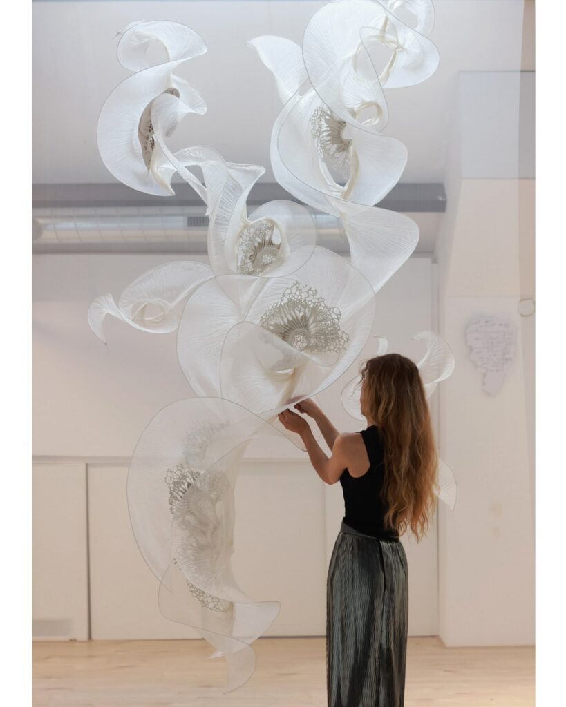Beeld van Iris van Herpen bij de Perrier-Jouët Design for Nature Award