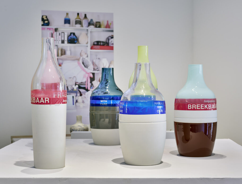 Zaalbeeld van de tentoonstelling Whispering Things van Hella Jongerius in het Vitra Design Museum