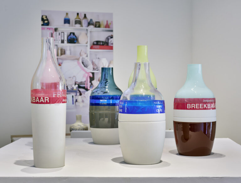 Zaalbeeld van de tentoonstelling Whispering Things van Hella Jongerius in het Vitra Design Museum