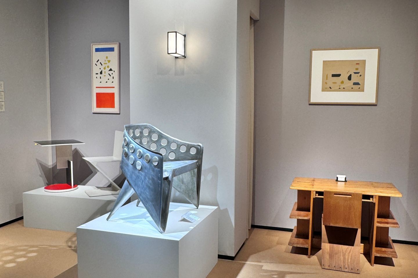 Presentatie Rietveld's Visions van Galerie Van den Bruinhorst op TEFAF Maastricht 2026 met de wandlamp van Gerrit Rietveld